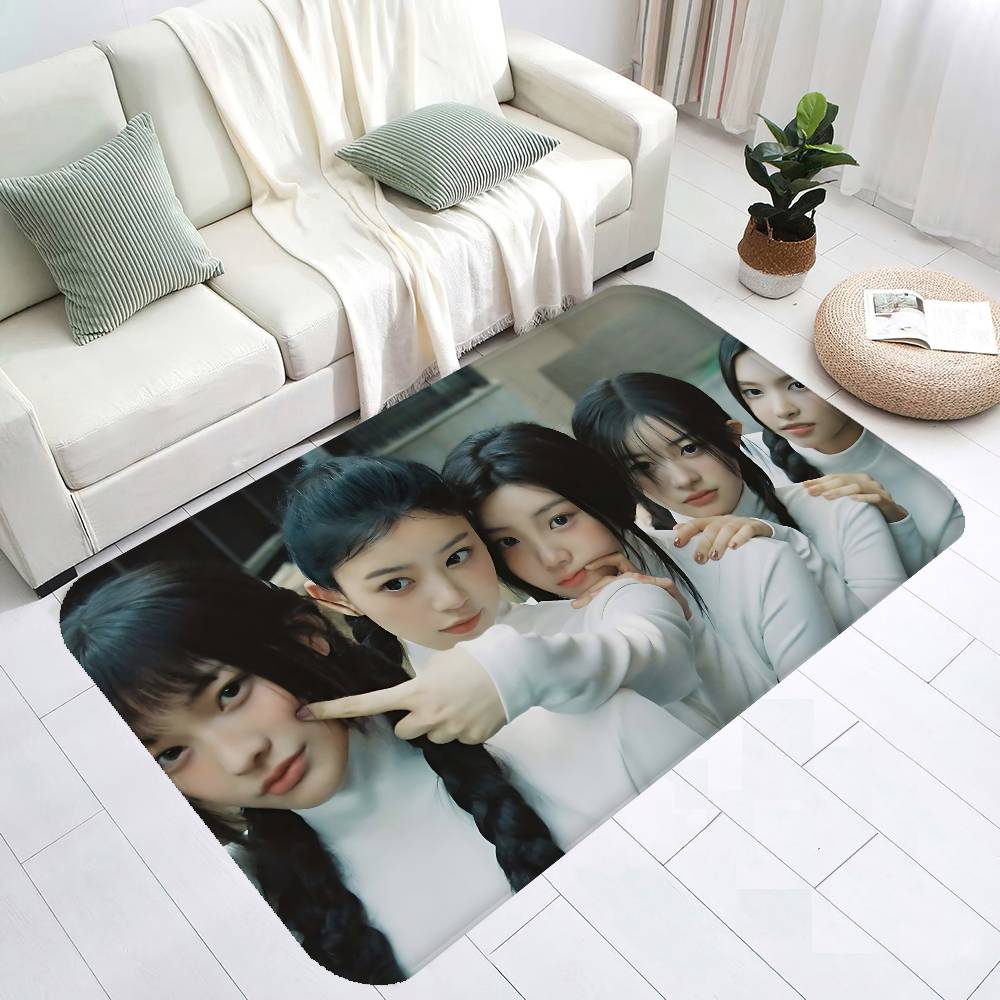 Home Textiles Group - พรมเช็ดเท้าลายวง Kpop I-Illit สไตล์นอร์ดิก น่ารักสำหรับสาวๆ ใช้ได้ที่ประตูทางเข้าบ้าน